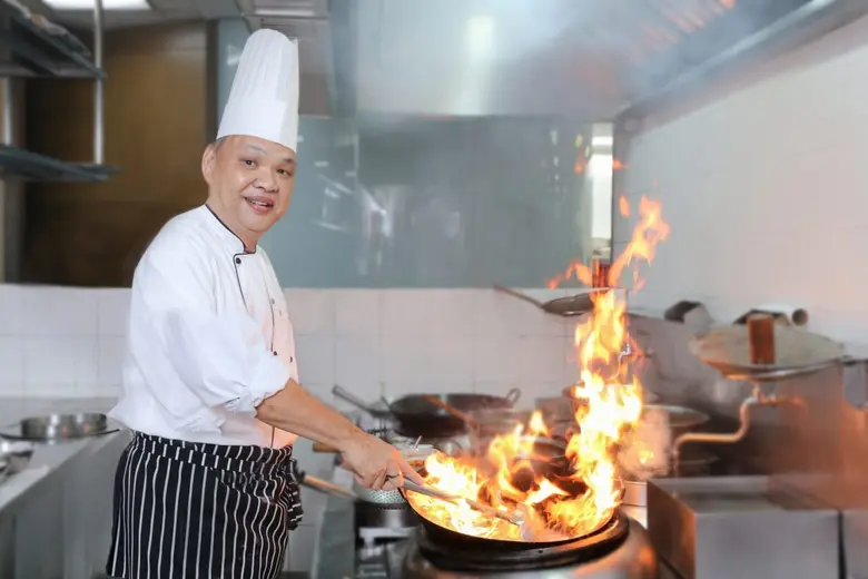 เชฟก้องซุ่น แซ่เลี่ยง หัวหน้าพ่อครัวประจำ...