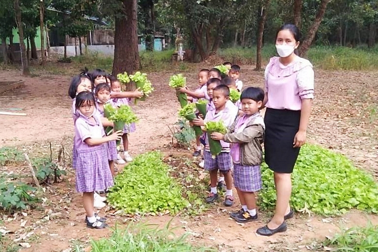 "เลี้ยงไก่ไข่เพื่ออาหารกลางวันนักเรียน" สร้างทักษะอาชีพให้เด็กโรงเรียนบ้านแก้วเพชรพลอย จ.สระแก้ว