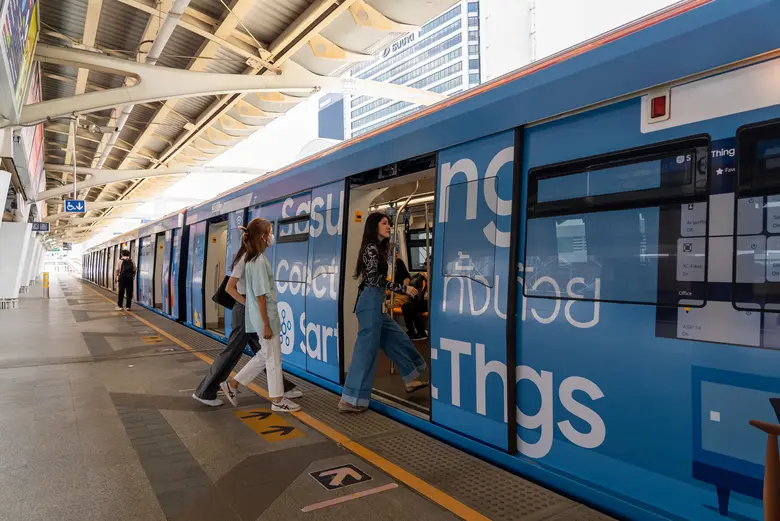 เมื่อขบวนรถไฟฟ้า BTS ถูกแปลงโฉมให้เป็นเสมือนบ้านที่ตอบโจทย์ทุกไลฟ์สไตล์คนเมือง กับ "Live A New Day" แคมเปญจาก Samsung ที่ชวนผู้โดยสาร #แชะมาชิงถ้าปิ๊งซัมซุง