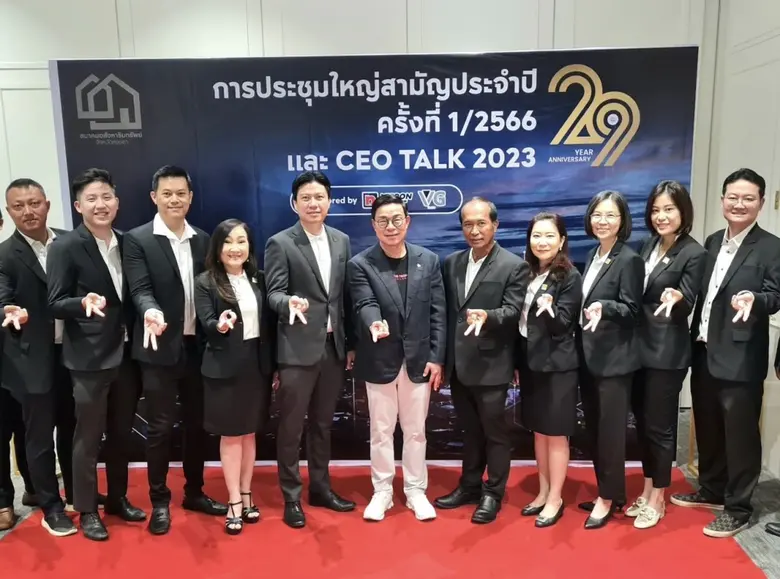 ?แสนผิน สุขี (ที่ 6 จากซ้าย) ประธานเจ้าหน...