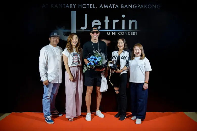 ศิเรมอร พุทธชาติ (คนที่ 4 จากซ้าย) ผู้จัด...