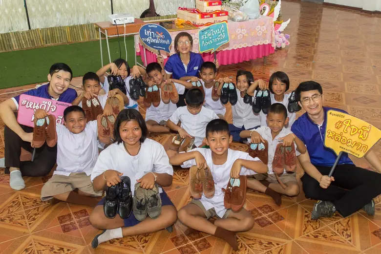 นักเรียนปลื้มรับรองเท้านักเรียนคู่ใหม่โครงการ "เก่าไม่ไหวขอคู่ใหม่ ให้หนูที" จากมูลนิธิ EDF