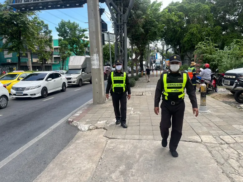 เขตคลองเตยตั้งจุดกวดขันวินัยจราจรถนนพระราม 4  แยกพระโขนง เล็งติดกล้องจับภาพผู้ขับขี่จักรยานยนต์บนทางเท้า