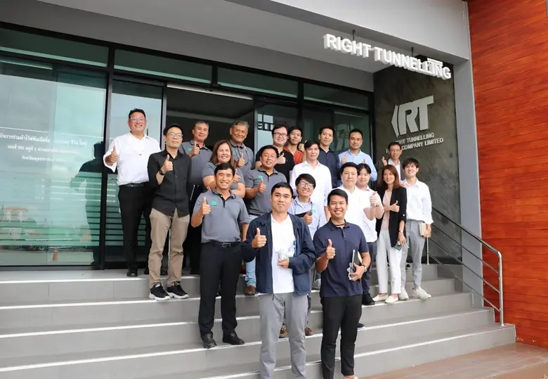 นายชวลิต ถนอมถิ่น (ที่ 3 จากซ้ายแถวบน) ปร...