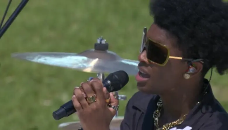 ศิลปินคลื่นลูกใหม่แห่งยุค "d4vd" แสดงเพลงจากอัลบั้ม "Petals To Thorns" ในงานแฟชั่นโชว์ของ "Valentino Spring 2024 Menswear Collection" ที่เมืองมิลาน ประเทศอิตาลี