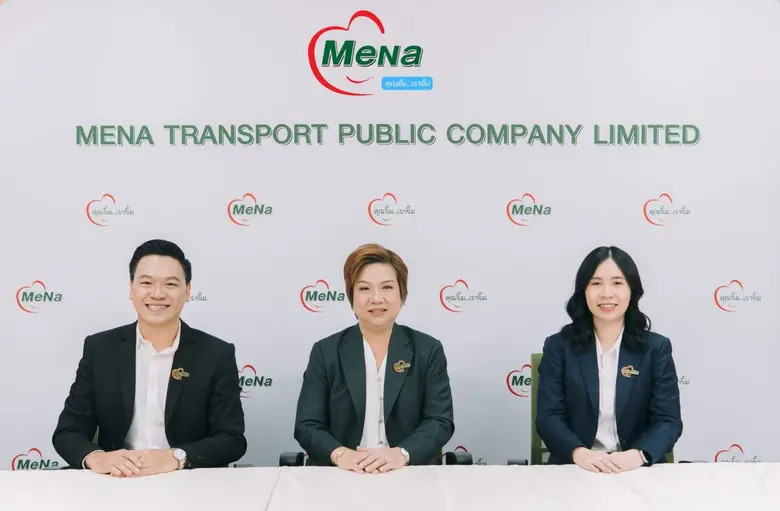 คุณสุวรรณา ขจรวุฒิเดช (กลาง) ประธานเจ้าหน...