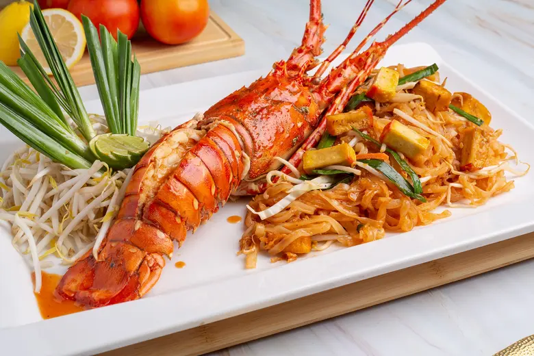 ร้านผัดไทยกุ้งล็อบสเตอร์ "แม่มณี" สาขาเอ็ม บี เค เซ็นเตอร์ ต้อนรับมิสแกรนด์ไทยแลนด์ 2023