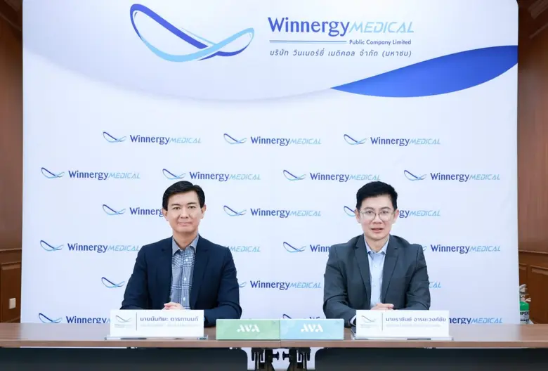 คุณนันทิยะ ดารกานนท์ (ซ้าย) ประธานเจ้าหน้...