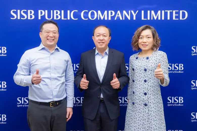 นายยิว ฮอค โคว (กลาง) ประธานเจ้าหน้าที่บร...