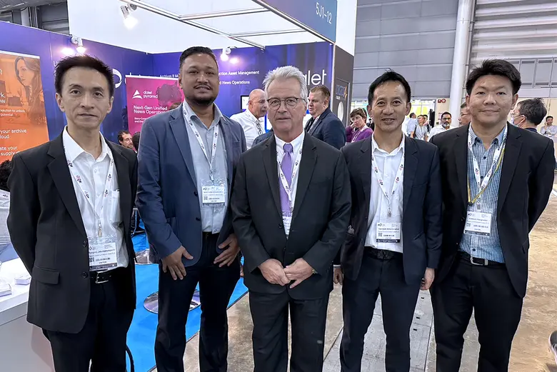 คุณทรีเวอร์ ทอมป์สัน (กลาง) รองประธานกรรม...