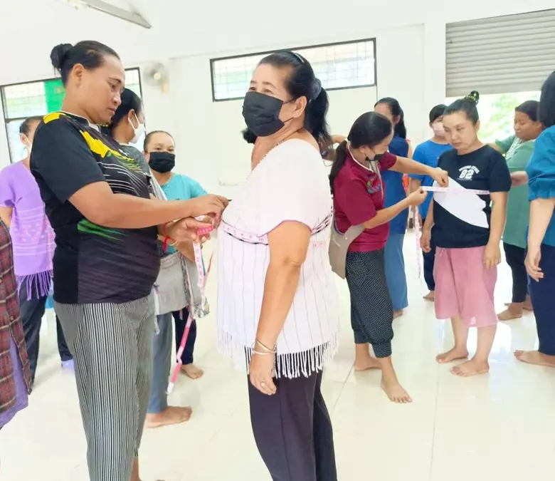 สำนักงานพัฒนาฝีมือแรงงานลำพูน เปิดฝึกโครงการพัฒนาทักษะเฉพาะให้แก่แรงงานนอกระบบที่ถือบัตรสวัสดิการแห่งรัฐ หลักสูตร การออกแบบผลิตภัณฑ์จากผ้า รุ่นที่ 11