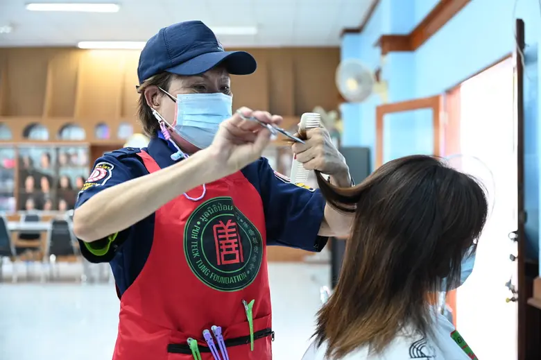 มูลนิธิป่อเต็กตึ๊ง "สร้างอาชีพ สร้างชีวิต" ร่วมกับกรมกิจการสตรีและสถาบันครอบครัว มอบอุปกรณ์ประกอบอาชีพให้กับสตรีที่ด้อยโอกาสในพื้นที่ จ.ลำพูน ในโครงการส่งเสริมอาชีพเพื่อสตรี