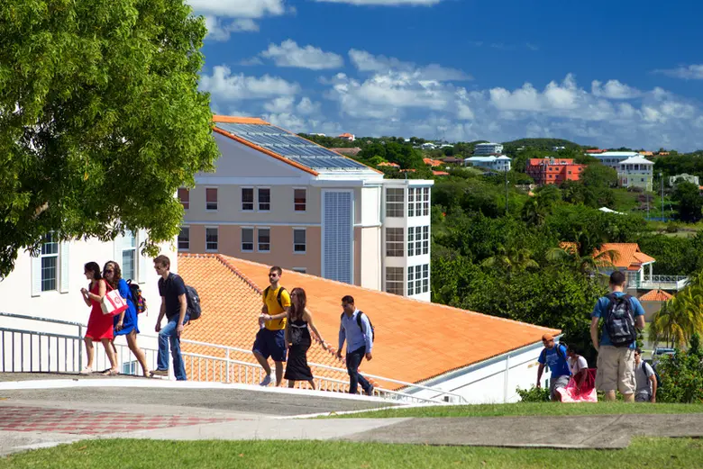 มหาวิทยาลัยเซนต์จอร์จ (St. George's Unive...