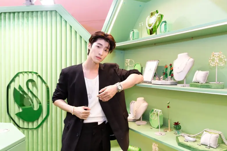 วารอฟสกี้ จัดกิจกรรมพิเศษร่วมกับดาราหนุ่ม...