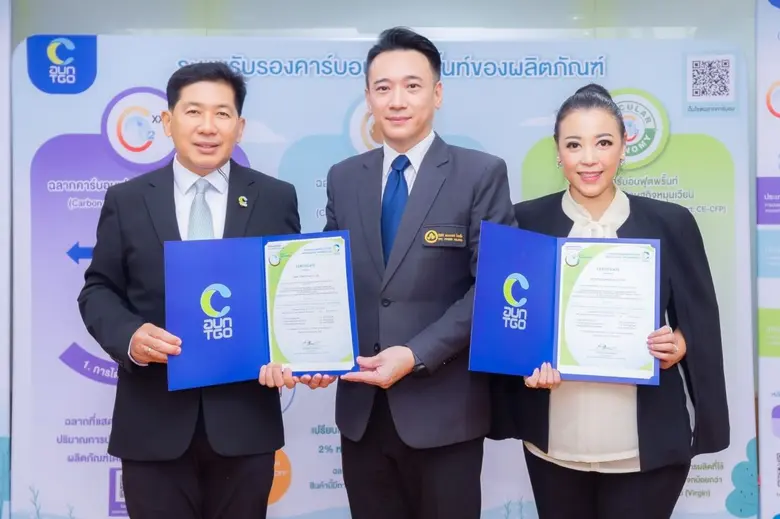 คุณเชิดศักดิ์ วัฒนวิจิตรกุล (กลาง) กรรมกา...