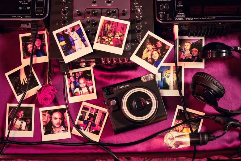 พบกับกล้องอินสแตนท์สีดำทรงสี่เหลี่ยมสไตล์...