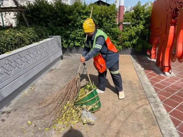 เขตพระนครจัดระเบียบผู้ค้า ทำความสะอาดพื้นที่บริเวณท่าช้าง ประสานตำรวจกวดขันรถรับจ้างฝ่าฝืนกฎจราจร