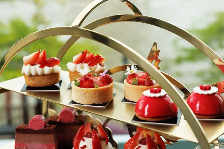 อิ่มเอมไปกับชุดน้ำชายามบ่ายธีมใหม่ "Strawberry Sensation" ที่ ล็อบบี้ เลาจน์ โรงแรมแชงกรี-ลา กรุงเทพฯ