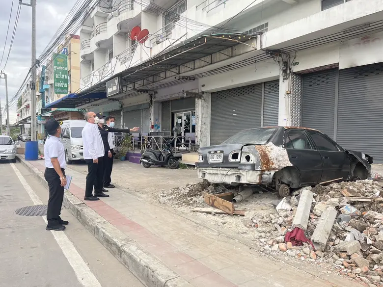 เขตมีนบุรีตรวจสอบเร่งแก้ปัญหาผู้เช่าอาคารนำซากรถ-ก้อนหินปิดกั้นทางสัญจร