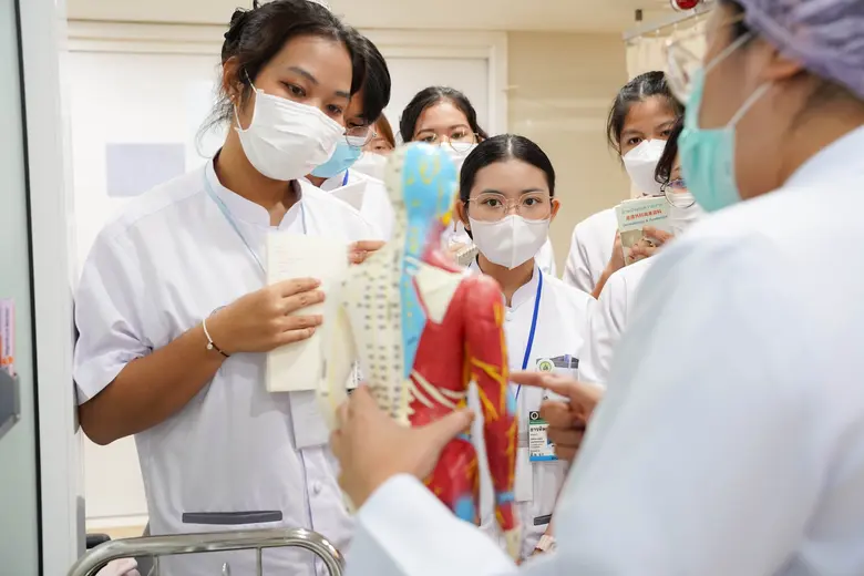 คลินิกการแพทย์แผนจีนหัวเฉียว ให้การต้อนรับคณะอาจารย์และนักศึกษาหลักสูตรแพทย์แผนไทยประยุกต์ มหาวิทยาลัยมหิดล ในโอกาสเข้าศึกษาดูงานด้านการแพทย์แผนจีน