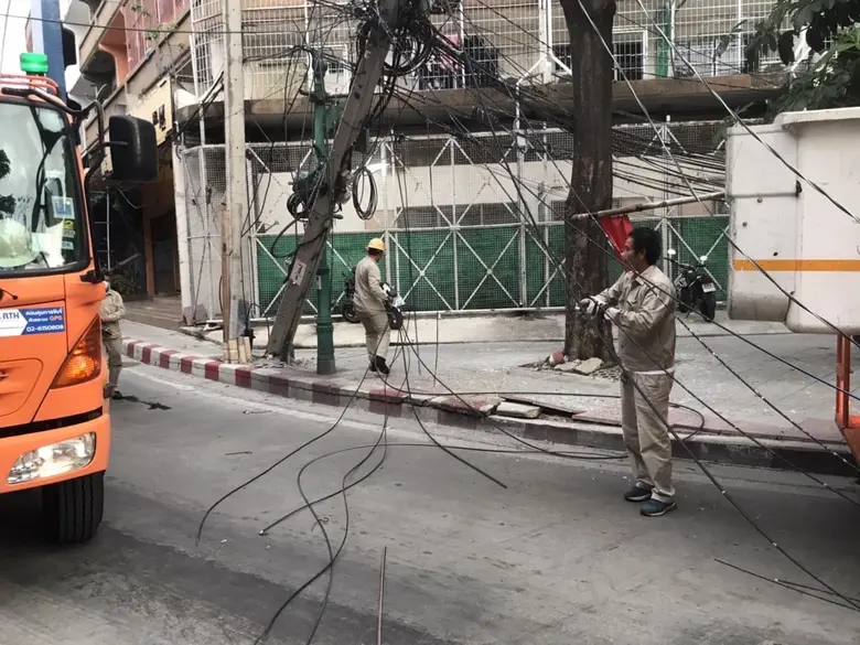 กทม.ประสานหน่วยงานสาธารณูปโภคแก้ไขซ่อมแซมกรณีรถบรรทุกเกี่ยวสายไฟฟ้า - สายสื่อสารสี่แยกมไหสวรรย์