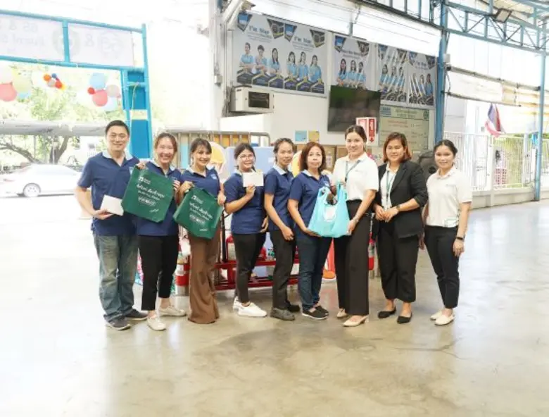 บริษัท สแตนดาร์ด แมนูแฟคเจอริ่ง จำกัด มอบของที่ระลึกให้กับ คณะเจ้าหน้าที่จากโรงพยาบาลศิครินทร์ ในงานสัปดาห์ 5ส และความปลอดภัย (5S &amp; SAFETY WEEK)