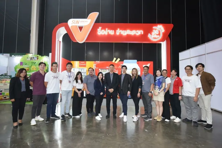 นายพิศณุ โชควัฒนา (คนที่ 8 จากซ้ายมือ) กร...