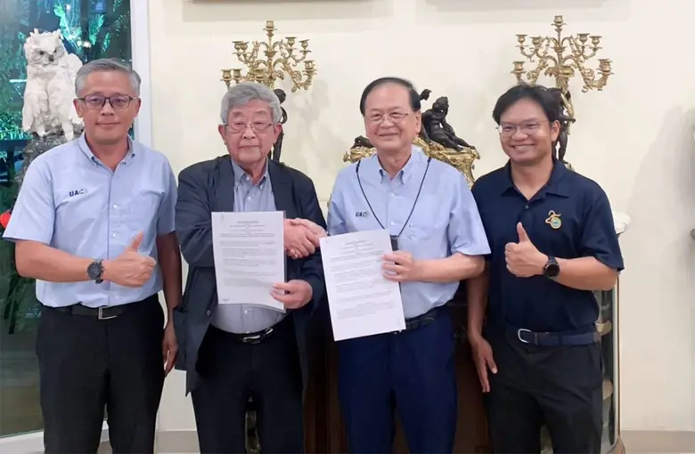 นายกิตติ ชีวะเกตุ (กลางขวา) ประธานกรรมการ...