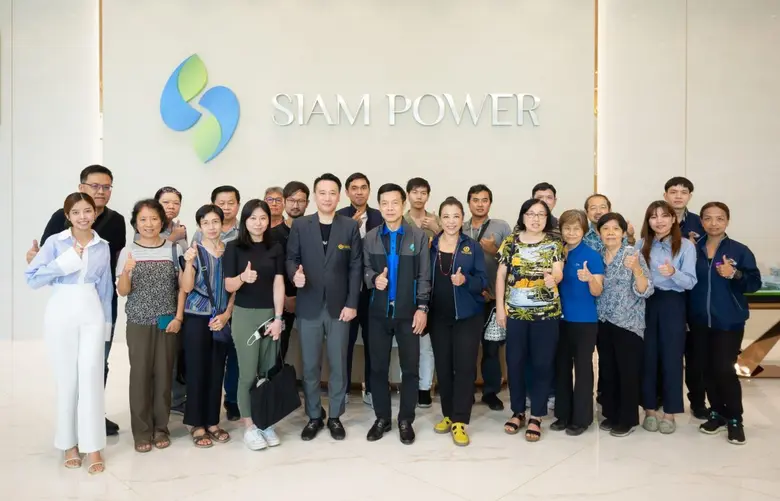 คุณเชิดศักดิ์ วัฒนวิจิตรกุล (แถวหน้าที่ 5...