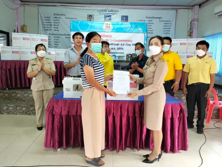 สำนักงานพัฒนาฝีมือแรงงานแพร่ มอบเครื่องมือพื้นฐานชุดการฝึกโครงการพัฒนาทักษะเฉพาะให้แก่แรงงานนอกระบบที่ถือบัตรสวัสดิการแห่งรัฐ รุ่นที่ 9/2566