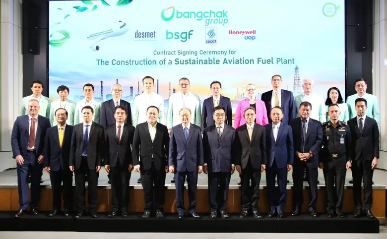 คุณกิตติพงศ์ ลิ่มสุวรรณโรจน์ (แถวบนที่ 3 ...