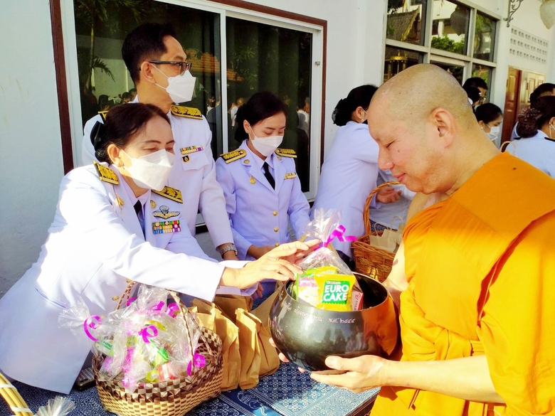 สำนักงานพัฒนาฝีมือแรงงานแพร่ วมพิธีทำบุญตักบาตรและเจริญพระพุทธมนต์ ถวายพระกุศลเฉลิมพระเกียรติ เนื่องในโอกาสวันคล้ายวันประสูติสมเด็จเจ้าฟ้าฯ กรมพระศรีสวางควัฒน วรขัตติยราชนารี