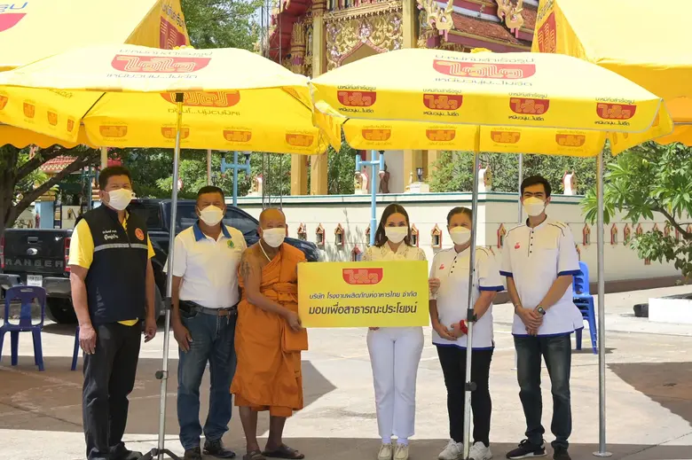 นางสาวณิชรัตน์ ชำนาญกิจ (ที่ 4 ซ้าย) รองผ...