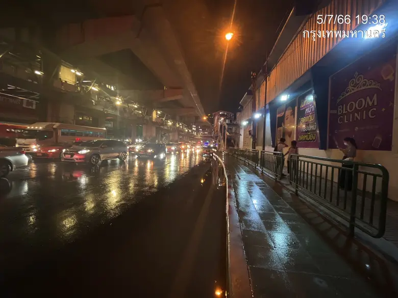 เขตจตุจักรตรวจสอบแก้ปัญหาน้ำท่วมขังบริเวณห้าแยกลาดพร้าว