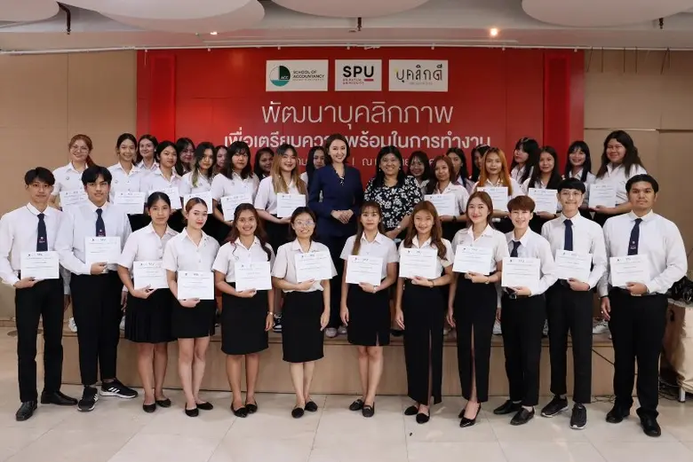 อาจารย์พรรณทิพย์ อย่างกลั่น ผู้ช่วยคณบดีฝ...