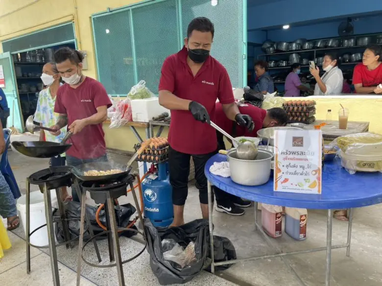 CMC ร่วมสนับสนุนชุดตรวจ ATK และซุ้มอาหารให้กับประชาชนที่มาร่วมตรวจสุขภาพในกิจกรรม "WHB แคร์คุณ" ณ วัดสุวรรณาราม ศาลายา