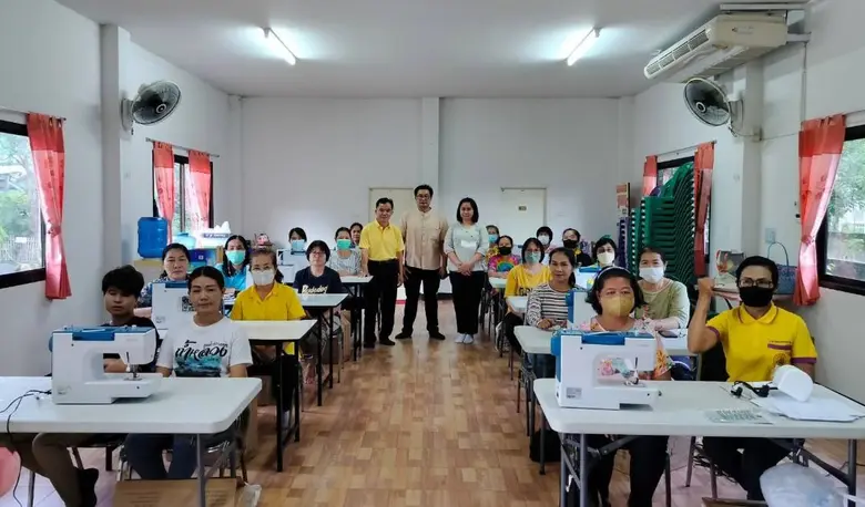 สำนักงานพัฒนาฝีมือแรงงานลำพูนเปิดฝึกอบรม หลักสูตร การตัดเย็บเสื้อผ้า (30 ชั่วโมง) ให้กลุ่มแรงงานนอกระบบในเขตอำเภอบ้านธิ