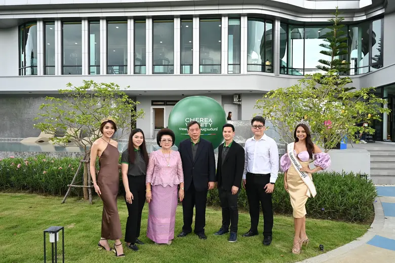 สุทธิชัย พูนลาภทวี (ที่ 4 จากซ้าย) กรรมกา...