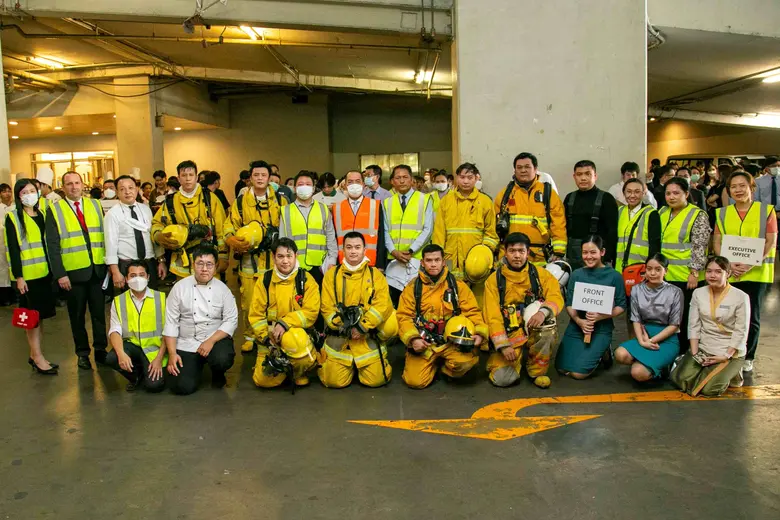 อรรณพ แก้วพุฒตาล (แถวหลังที่ 7 จากซ้าย) ผ...