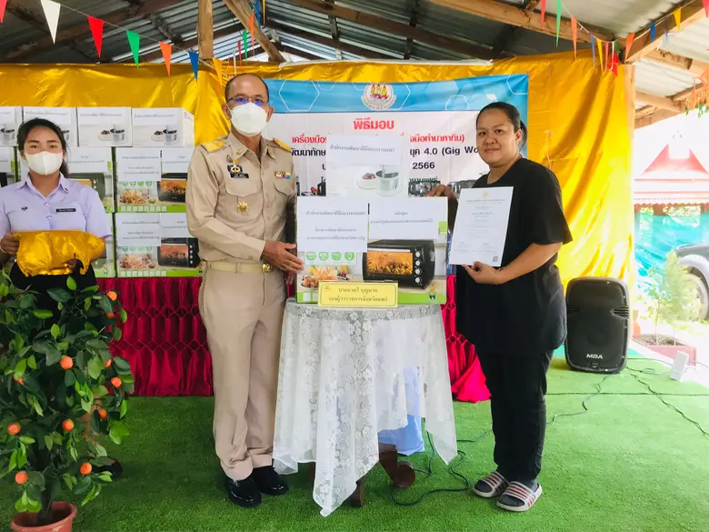 สำนักงานพัฒนาฝีมือแรงงานแพร่ มอบเครื่องมือพื้นฐานชุดการฝึกโครงการพัฒนาทักษะเฉพาะให้แก่แรงงานนอกระบบที่ถือบัตรสวัสดิการแห่งรัฐ รุ่นที่ 7และ8/2566