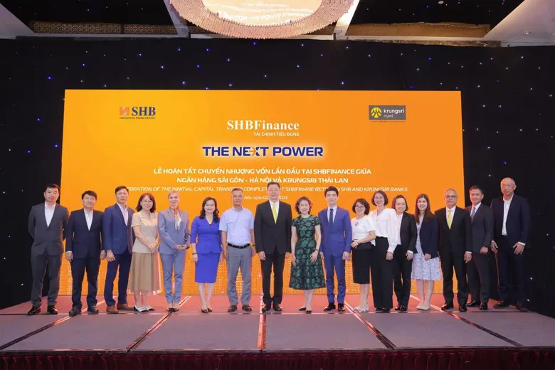 นายแดน ฮาร์โซโน่ (ที่ 8 จากซ้าย) ที่ปรึกษ...