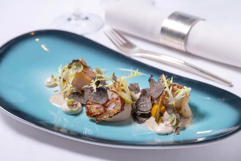 เห็ดสีดำที่ขึ้นชื่อว่าแพงและมีกลิ่นหอมและ...