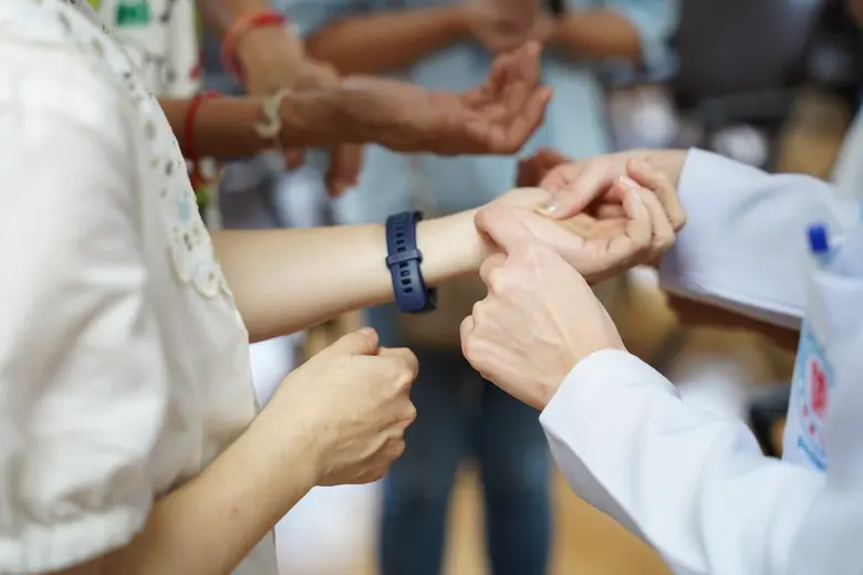 คลินิกการแพทย์แผนจีนหัวเฉียว จัดเสวนาภาษาหมอจีน หัวข้อ "นอนไม่หลับ ปรับด้วยกดจุด"