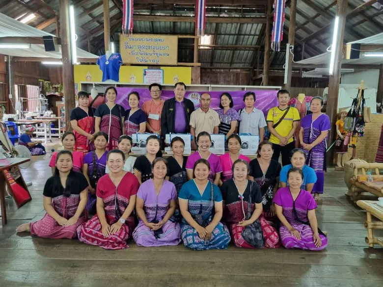 สำนักงานพัฒนาฝีมือแรงงานลำพูน เครื่องมือพื้นฐานชุดการฝึก(เครื่องมือทำมาหากิน) ให้กับผู้ผ่านการฝึกโครงการพัฒนาทักษะเฉพาะให้แก่แรงงานนอกระบบที่ถือบัตรสวัสดิการแห่งรัฐ