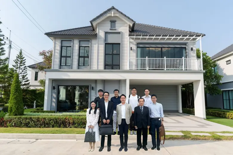 นายอรรถปวิทย์ มโนธรรมรักษา (กลางล่าง) กรร...