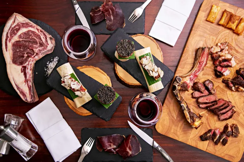 สัมผัสศิลปะการปรุงแต่งสเต๊กอย่างมืออาชีพข...