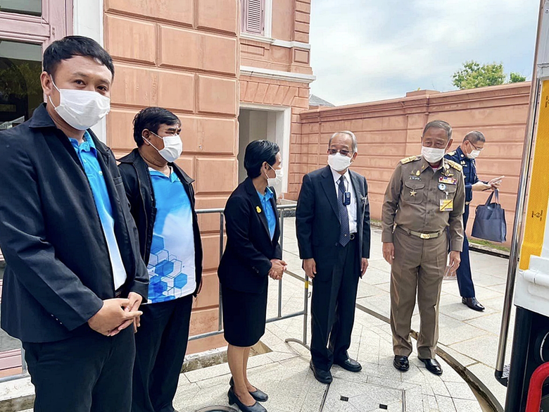 องคมนตรี และมูลนิธิเจริญโภคภัณฑ์ มอบรถรับส่งนักเรียน ให้โรงเรียนในพื้นที่ถิ่นทุรกันดาร จ.ประจวบคีรีขันธ์