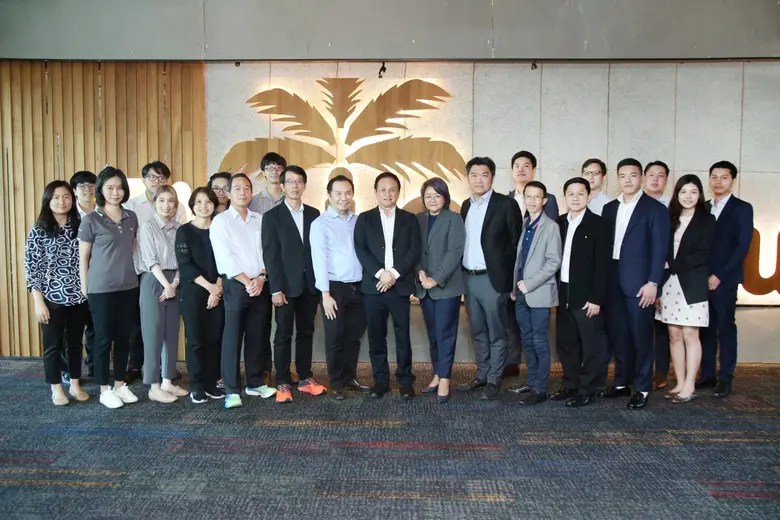 ดร.วรวัฒน์ ชิ้นปิ่นเกลียว (กลาง) ประธานเจ...