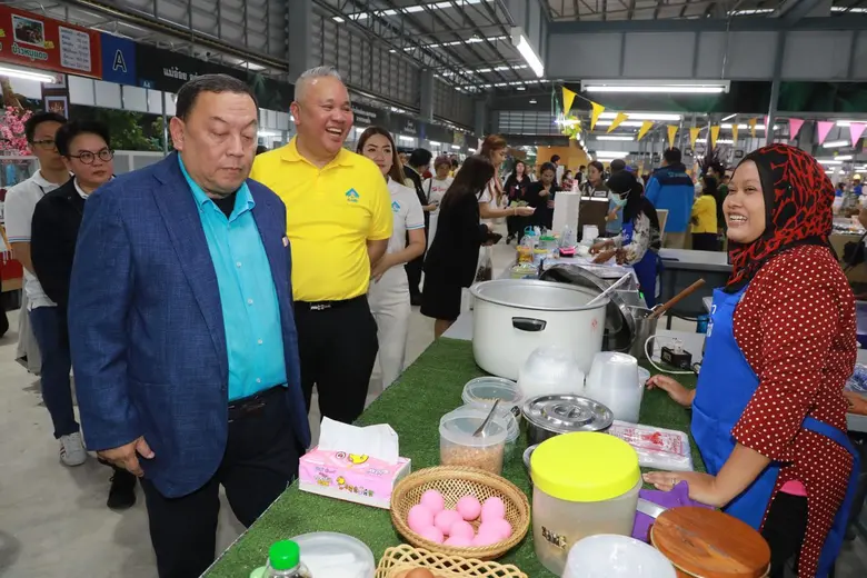 รมต.พม. ร่วมยินดีเปิดตลาด "สุขประชามาร์เก็ต ฉลองกรุง" อย่างเป็นทางการ ยกเป็นแหล่งเศรษฐกิจสำคัญ สร้างอาชีพและรายได้ให้ชุมชน