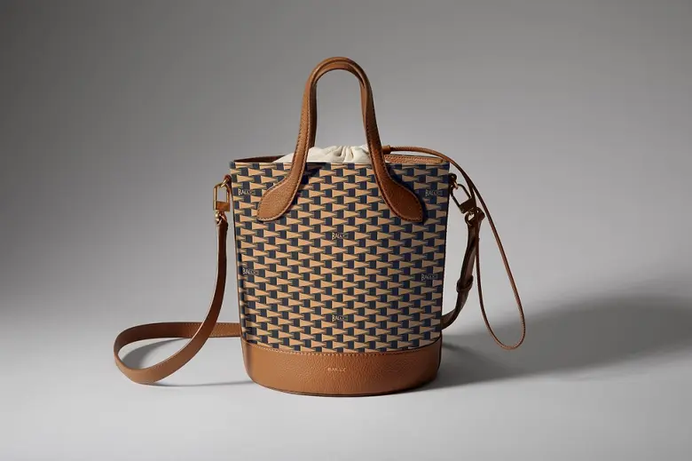 Bally นำเสนอลวดลายธงสามเหลี่ยม ซึ่งได้รับ...